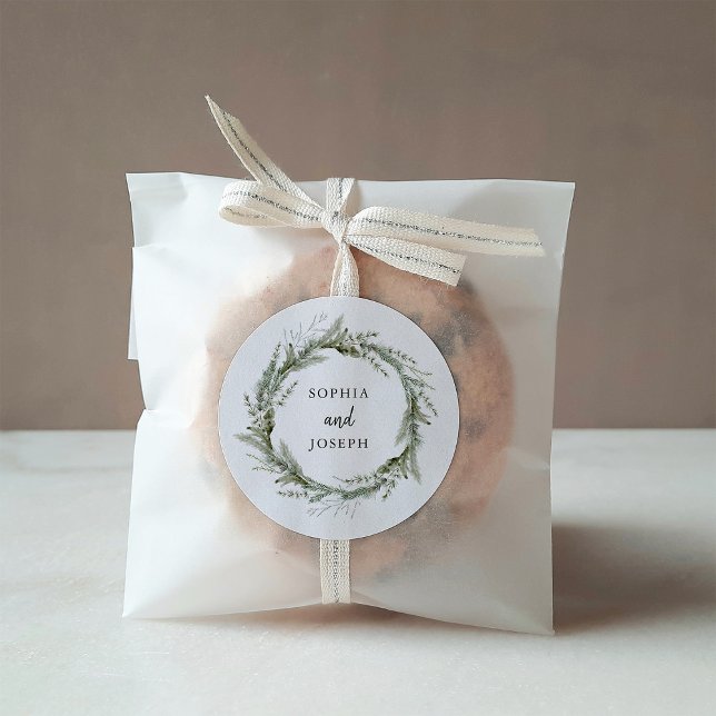 Sticker Rond Elégant Bouquet | Mariage de Noël (A simple, classic holiday sticker for your wedding, with an elegant green Christmas pine wreath)
