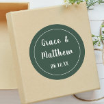 Sticker Rond Élégant classique Emerald Green Wedding Favoriser<br><div class="desc">Voici notre "Sticker Classic Elegant Emerald Green Wedding Favor Classic Round". Ajoutez une touche de sophistication intemporelle à vos faveurs de mariage avec ces stickers étonnants, avec un design vert émeraude riche. Parfait pour sceller des enveloppes, décorer des ballotins ou personnaliser des cadeaux, chaque autocollant peut être customisé avec vos...</div>