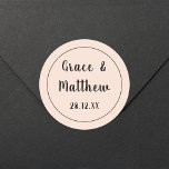 Sticker Rond Élégant classique rose vierge Mariage minimaliste<br><div class="desc">Voici notre "Sticker Classic Elegant Blush Rose Mariage Minimaliste Classic Round". Parfait pour ajouter une touche de sophistication romantique à votre papeterie, faveurs ou décorations mariages, cet autocollant présente un design rose vif intemporel avec une élégance minimaliste. Personnalisez-le avec vos noms et date mariage pour une touche sur mesure. Idéal...</div>