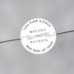 Sticker Rond Élégant Couple Names Mariage Adresse de retour<br><div class="desc">Étiquette noire et blanche avec vos noms et adresse de retour.</div>