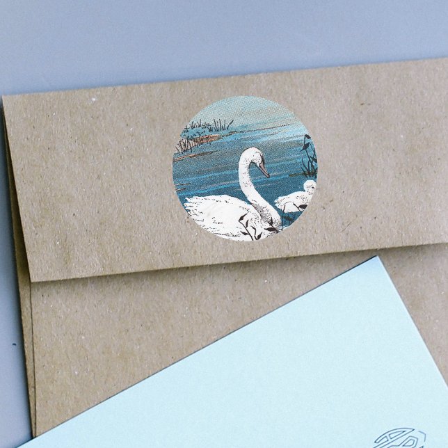 Sticker Rond Elégant Cygne Blanc Avec Bébé (Beautiful white swan with baby in blue lake on round stickers.)