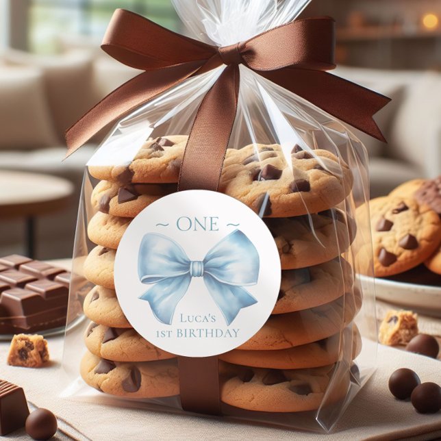 Sticker Rond Elégant Dusty Blue Bow Premier garçon Anniversaire (Créateur téléchargé)