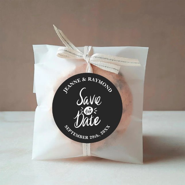 Sticker Rond Élégant et Stylé Mariage Noir "Save the Date" (Elegant black save the date sticker adds stylish charm to wedding announcements.)