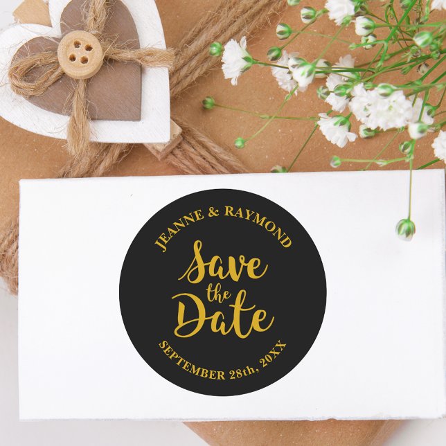 Sticker Rond Élégant Faire-Part de Mariage à l'Or Noir avec Feu (Stylish gold foil sticker creates an elegant touch for memorable wedding mail.)