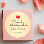 Sticker Rond Elégant Faux Gold Red Heart Mariage Merci<br><div class="desc">Élégant autocollant entièrement personnalisable modèle avec faux arrière - plan or et icône de coeur rouge.</div>