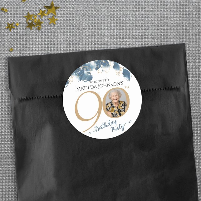 Sticker Rond Elégant Floral 90e fête d'anniversaire Favor (Elegant Floral 90th Birthday Party Favor Classic Round Sticker)