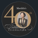 Sticker Rond Elégant Gold Black Photo 40th Birthday<br><div class="desc">Élégant Black Photo 40th Birthday Classic Round Sticker. Et design de fête d'anniversaire élégamment conçu,  avec une photo personnalisée de personne d'anniversaire et de calligraphie script avec des éléments florissants vintages. Assez simple pour s'adapter à une variété de thèmes et de couleurs ! Besoin d'aide ? Contactez-moi !</div>