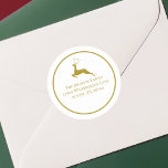 Sticker Rond Elegant Gold Christmas Reindeer Adresse de retour<br><div class="desc">Un renne blanc élégant saute à côté de votre adresse de retour sur ces beaux étiquettes ronds de cartes de Noël blanc et or. L'accessoire de vacances parfait pour sceller vos cartes de voeux Tis the Season.</div>