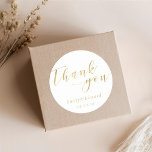 Sticker Rond Elégant Gold Script Wedding Favor Merci<br><div class="desc">Douche nuptiale / mariage sur mesure merci autocollants et étiquettes avec élégant design de calligraphie or simple.</div>