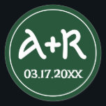 Sticker Rond Élégant initiaux police celtique mariage vert<br><div class="desc">Cet autocollant à enveloppe ronde présente une belle teinte de vert, ajoutant une touche d'élégance à tout faire-part de mariage. Les initiales du couple sont élégamment affichées dans une étonnante police celtique, lui donnant une touche unique et personnalisée. Cet autocollant est l'ajout parfait à un mariage irlandais de la St....</div>