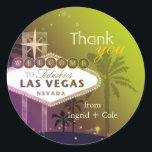 Sticker Rond Elégant Las Vegas Mariage Merci Favor<br><div class="desc">Signe célèbre Las Vegas Strip Signes et palmiers arrière - plan jaune verdâtre et violet clair illustrés sur les stickers de Merci de mariage personnalisés. (Vous pouvez trouver les essentiels et les faveurs mariages correspondants dans ce magasin, le paradis nuptial. Contactez ujean4791@gmail.com pour un travail personnalisé et/ou la coordination de...</div>