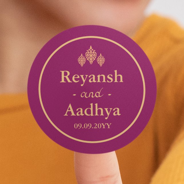 Sticker Rond Élégant Magenta Gold Couple Noms Mariage Indien (Elegant Magenta Gold Couple Names Indian Wedding Classic Round Sticker
)