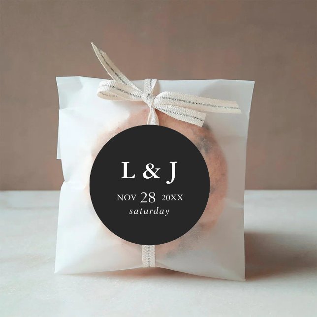 Sticker Rond Élégant Mariage Calligraphie Moderne Noir (Elegant black calligraphy wedding sticker adds modern charm to favor packaging.)