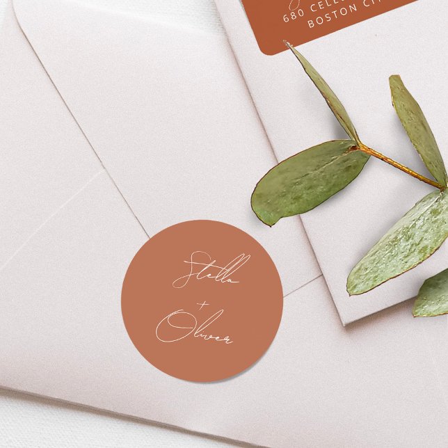 Sticker Rond Élégant Mariage de calligraphie en terre cuite rus (Elegant Rustic Terracotta Calligraphy Wedding Classic Round Sticker)