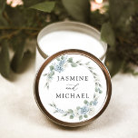 Sticker Rond Élégant Mariage de couronne bleu-bleu-bleu<br><div class="desc">Ajoutez une touche élégante à vos enveloppes et faveurs mariages avec des autocollants de mariage Dusty Blue Floral. Les autocollants portent vos noms encerclés par une couronne de roses bleu et blanc poussiéreux et des hydrangées aux feuilles d'eucalyptus luxuriants et à la verdure. Les autocollants bleus poussiéreux pour mariage sont...</div>