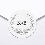 Sticker Rond Élégant Mariage de monogramme de couronne florale<br><div class="desc">Personnalisez facilement vos autocollants de mariage avec ce design modifiable. Dispose d'un design de typographie minimaliste et élégant en noir et blanc avec monogramme personnalisé entouré d'une illustration de couronne florale.</div>