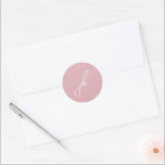 Sticker Rond Élégant Mariage de monogramme rose<br><div class="desc">Autocollants de mariage élégants avec un design classique avec votre monogramme dans une police de script.</div>