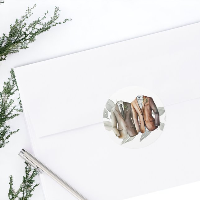 Sticker Rond Elégant Mariage gay deux pièces en costume (Elegant Gay Wedding Two Grooms in Suits Classic Round Stickers from Ricaso)