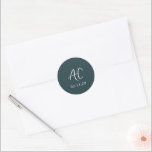 Sticker Rond Élégant Mariage vert de la forêt<br><div class="desc">Autocollants de mariage classiques avec un design simple avec votre deux monogramme initial dans un élégant script d'écriture pour une touche moderne. La palette de couleurs peut être modifiée dans l'outil d'édition de conception.</div>