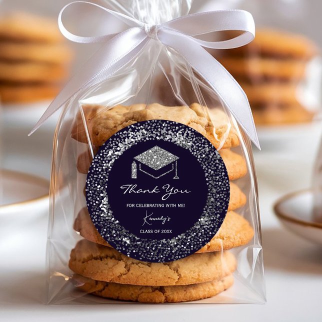 Sticker Rond Élégant Merci de graduation - Casquette argent (silver glitter accents, #graduationparty, #classof2025 #luxurysticker,#shinyandsparkles,)