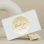 Sticker Rond Élégant Merci de Parties scintillant or<br><div class="desc">Ces autocollants,  avec la fausse parties scintillant or et le texte de police de script élégant,  sont la façon parfaite de dire merci. Idéal pour les douches nuptiales,  les anniversaires ou votre petite entreprise,  éditez facilement le texte personnalisable en utilisant le "personnaliser ce modèle".</div>