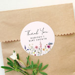 Sticker Rond Élégant Merci Fleur sauvage rose Baby shower<br><div class="desc">Baby shower floral élégant merci autocollants avec une bordure inférieure de fleurs sauvages d'aquarelle et feuillage dans les tons rose, jaune, violet, bleu et vert sur un arrière - plan rose roux. Personnalisez le baby shower fleur sauvage merci les autocollants avec le nom de la maman-to-be. Les autocollants fleurs sauvages...</div>