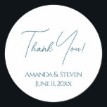 Sticker Rond Élégant Merci Mariage bleu<br><div class="desc">Un design simple et élégant pour votre réception de mariage avec un arrière - plan bleu aquarelle et un texte blanc.</div>
