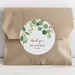 Sticker Rond Elégant Merci vert feuille Eucalyptus Favoriser<br><div class="desc">Ces élégantes feuilles d'eucalyptus verdure merci faveur collant rond classique sont parfaits pour un mariage tropical.Le design présente artistiquement peint à la main de beaux feuilles vert eucalyptus arrangés en formes géométriques, inspirant beauté naturelle. Faites de l'autocollant votre propre étiquette en incluant vos noms, l'événement (s'il y a lieu) et...</div>