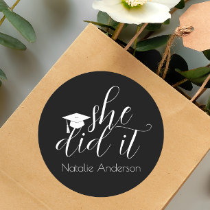 Sticker Rond Élégant Moderne Noir Elle a Réussi Diplômée