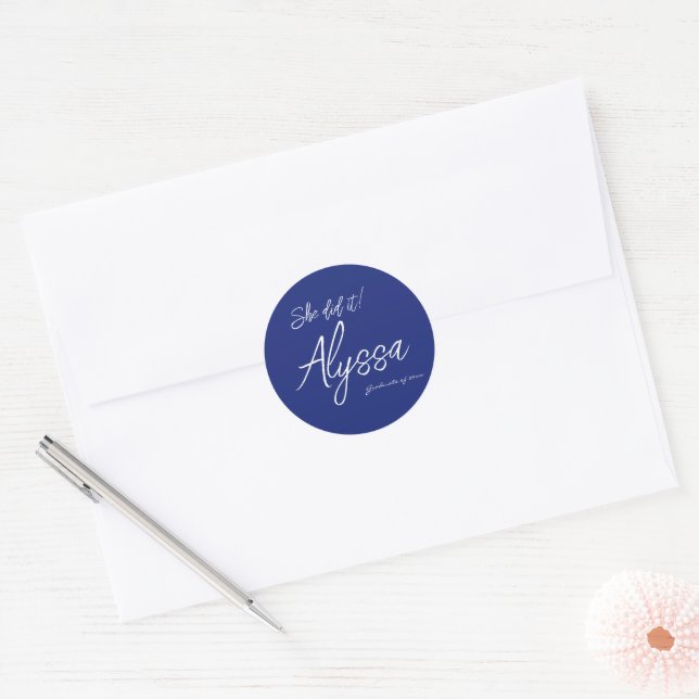 Sticker Rond Elegant Navy Blue Graduation Party She Did It (Enveloppe)