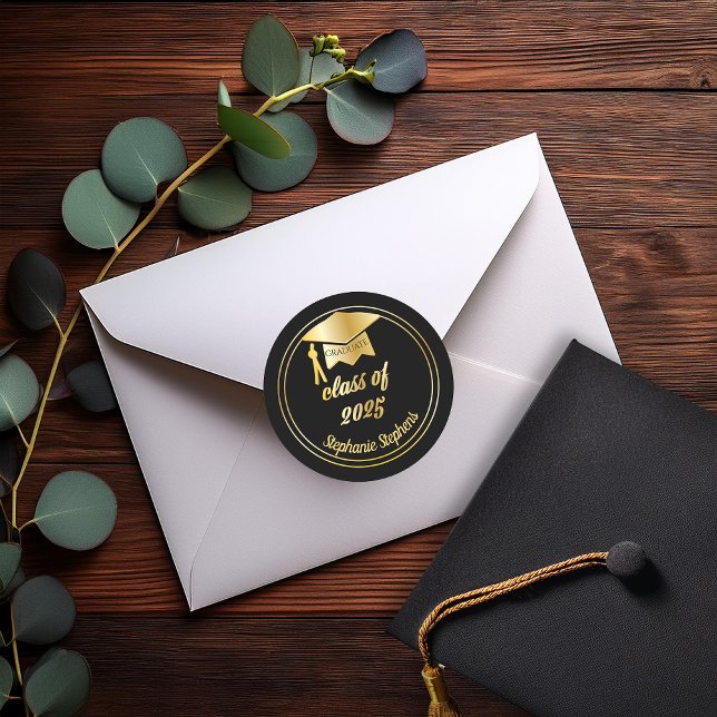Sticker Rond Élégant Noir | Chapeau de Remise des Diplômes en O (Elegant Black and Gold Tone Grad Cap Graduation Class of 2025 Classic Round Stickers)
