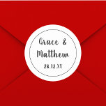 Sticker Rond Élégant noir et blanc classique Mariage minimalist<br><div class="desc">Voici notre "Sticker Classic Elegant Mariage Noir et Blanc Minimaliste Classic Round". Parfait pour ajouter une touche de sophistication à votre papeterie mariage, faveurs ou décorations, cet autocollant présente un design noir et blanc intemporel avec une élégance minimaliste. Personnalisez-le avec vos noms et date mariage pour une touche sur mesure....</div>