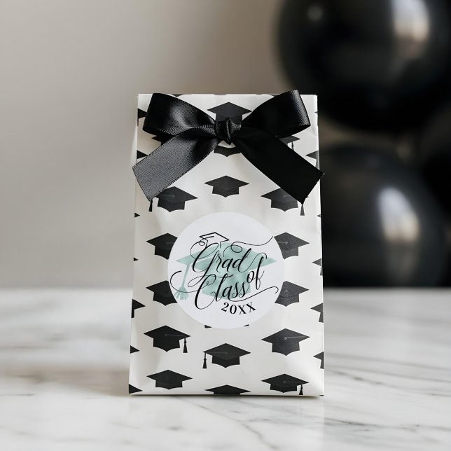 Sticker Rond Élégant noir Script typographique Vert Grad Casque (Elegant Black Script Typographic Green Grad Cap Classic Round Sticker)