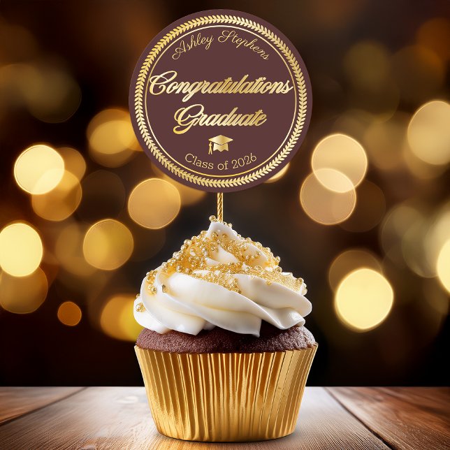 Sticker Rond Élégant Or | Marron Barette de Promotion de la pro (Elegant Gold Tone Maroon Grad Cap Class of 2026 Classic Round Sticker -- Graduation Favors)