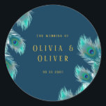 Sticker Rond Elégant Peacock Feathers et Mariage Or<br><div class="desc">Vous adorerez ces plumes de paon bleu et vert avec un cadre doré. Des invitations correspondantes sont disponibles.</div>