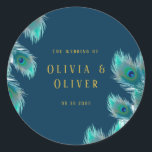 Sticker Rond Elégant Peacock Feathers et Mariage Or<br><div class="desc">Vous adorerez ces plumes de paon bleu et vert avec un cadre doré. Des invitations correspondantes sont disponibles.</div>