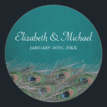 Sticker Rond Elégant Peacock Feathers Round Wedding Favor Étiqu<br><div class="desc">Impressionnez vos invités avec ces étiquettes de mariage en plumes de paon. Ces étiquettes autocollants sont parfaits pour personnaliser les sacs de faveur,  boîtes de faveur,  enveloppes,  et plus encore! Cliquez sur le bouton personnaliser pour modifier le style,  la couleur et la taille de la police.</div>