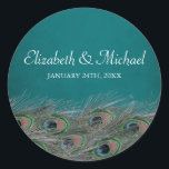 Sticker Rond Elégant Peacock Feathers Round Wedding Favor Étiqu<br><div class="desc">Impressionnez vos invités avec ces étiquettes de mariage en plumes de paon. Ces étiquettes autocollants sont parfaits pour personnaliser les sacs de faveur,  boîtes de faveur,  enveloppes,  et plus encore! Cliquez sur le bouton personnaliser pour modifier le style,  la couleur et la taille de la police.</div>