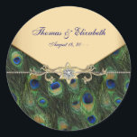 Sticker Rond Elégant Peacock Or Invitations de mariage<br><div class="desc">L'or vert émeraude paon plumes les invitations de mariage. Invitations de mariage à paon. Invitations élégantes à un mariage de paon. Peacock plaira aux invitations de mariage. Invitations de mariage indiennes. Invitations de mariage élégantes en plumes de paon. Invitations de mariage Emerald green gold paon.</div>