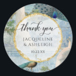 Sticker Rond Élégant Peacock Vintage Merci de script or Peacock<br><div class="desc">"Élégant Mariage de Merci Peacock Gold Script Vintage ou Autocollant rond Fête des mariées classique." Elégante calligraphie de script, message "merci" pour les autocollants et les joints de douche mariage ou nuptiale, typographie de script avec les noms du couple et date mariage sur une parties scintillant d'or simple moderne bordée,...</div>