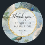 Sticker Rond Élégant Peacock Vintage Merci de script or Peacock<br><div class="desc">"Élégant Mariage de Merci Peacock Gold Script Vintage ou Autocollant rond Fête des mariées classique." Elégante calligraphie de script, message "merci" pour les autocollants et les joints de douche mariage ou nuptiale, typographie de script avec les noms du couple et date mariage sur une parties scintillant d'or simple moderne bordée,...</div>