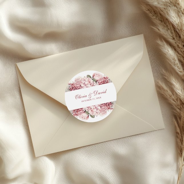 Sticker Rond Élégant Rose Dusty moderne Hydrangea Mariage (Modern Elegant Dusty Rose Hydrangea Wedding Classic Round Sticker on a wedding envelope)