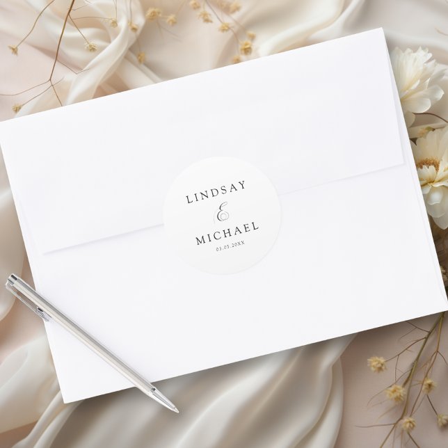 Sticker Rond Elegant Royal White Script Wedding (Elegant Royal White Script Wedding Classic Round Sticker)