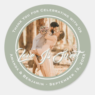Sticker Rond Élégant Sage Green Love Is Sweet Mariage Photo