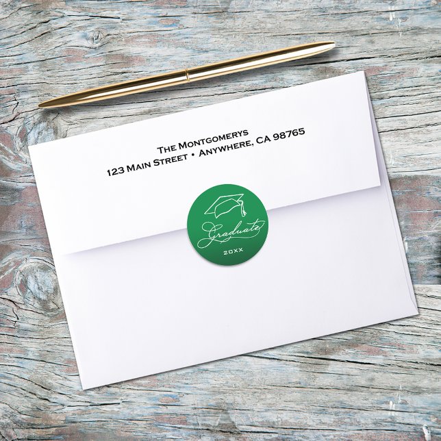 Sticker Rond Élégant Script de Remise des Diplômes Joint de l'E (Graduation script and grad hat on green envelope seals)