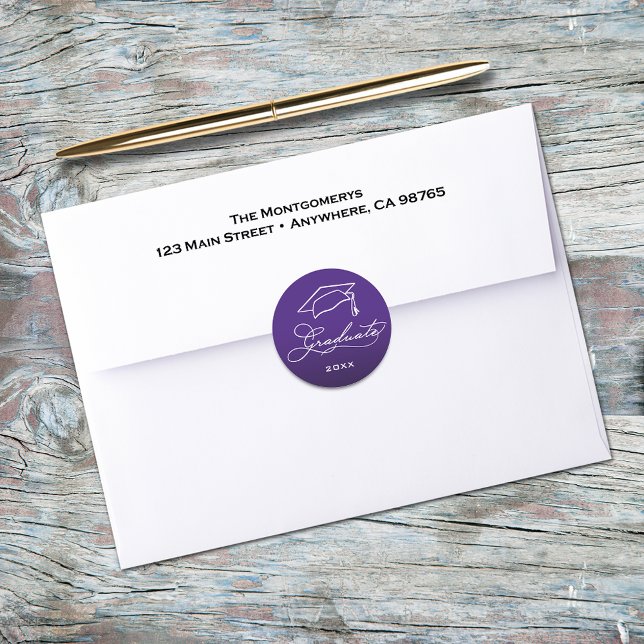 Sticker Rond Élégant Script de Remise des Diplômes Sceau d'Enve (Graduation script and grad hat on purple envelope seals)