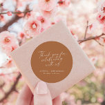 Sticker Rond Élégant script tendance en terre cuite Merci perso<br><div class="desc">Montrez votre appréciation avec ce customisé avec un message de remerciement de script tendance. Parfait pour les mariages,  les douches nuptiales ou tout événement spécial.</div>