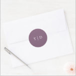 Sticker Rond Élégant violet monogramme Mariage moderne<br><div class="desc">stickers de mariage moderne avec un design propre avec votre monogramme dans une police serif.</div>