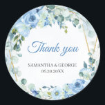 Sticker Rond Elégante aquarelle bleu vert fleuri et or<br><div class="desc">Le design chic pour autocollant présente des fleurs bleu poussiéreuses d'aquarelle mélangeant des eucalyptus verts frais et tissés dans un cadre en faux or. Script de dessin à la main moderne lettrage. N'hésitez pas à me contacter pour les articles correspondants ou la personnalisation. Roses blush ©</div>