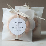 Sticker Rond Élégante calligraphie moderne Mariage noir et blan<br><div class="desc">Élégante calligraphie moderne Noir et Blanc Mariage préféré autocollant dispose d'une calligraphie audacieuse et moderne,  jumelée avec le type classique.</div>